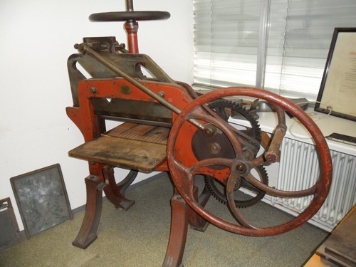 Antike papierschneidemaschine - antike,